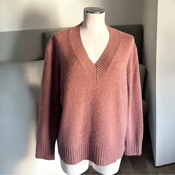360 Cashmere V Neck Knit Sweater Sz L 100% Cashmere Soft Classic Slouchy Tan - Picture 1 of 13